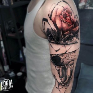 tatuaje_lobo_rosa_brazo_logia_barcelona_dime_reck 